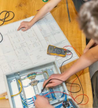 lehrling-lehrlingsausbildung-elektrotechnik
